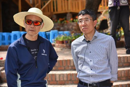 王石在李小云的指引下考察云南麦地冲村驱动型乡村振兴创新实验区