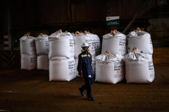 ▲国际能源署预计，为了实现巴黎协定的气候目标，电池用镍的供应量必须增加19倍。图片来源：Hariandi Hafid / Alamy&nbsp;