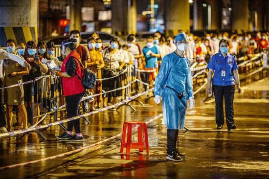 2021年 6月1日，广东佛山市南海区，人们夜间排队进行核酸采样。图/人民视觉