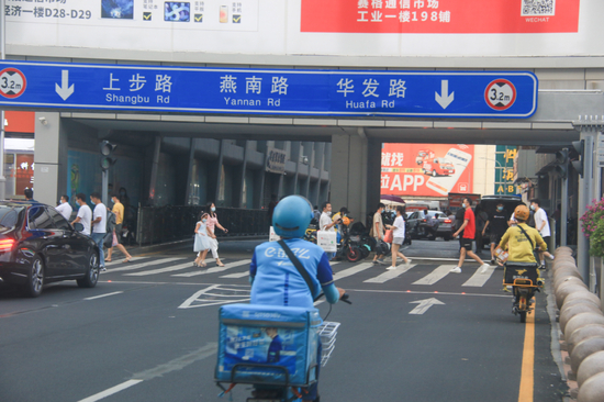  图 | 骑手和行人正在通过斑马线