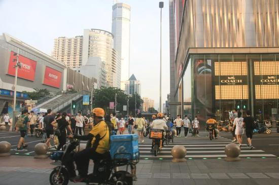 图 |&nbsp;华强北赛格广场附近，有不少这样的“混搭型”骑手