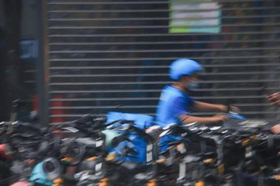  图 | &nbsp;快速行进的骑手