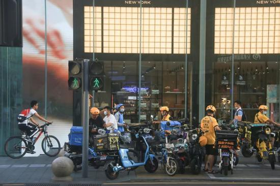  图 |&nbsp;马路边的骑手们