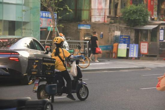  图 | 在路上奔驰的女骑手