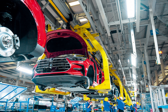 ▲2020年9月23日，深圳比亚迪总部，工人正在组装新能源汽车。毛思倩摄/本刊