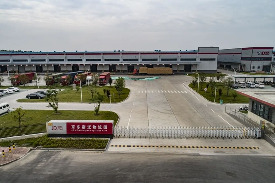 江苏宿迁，京东物流园。