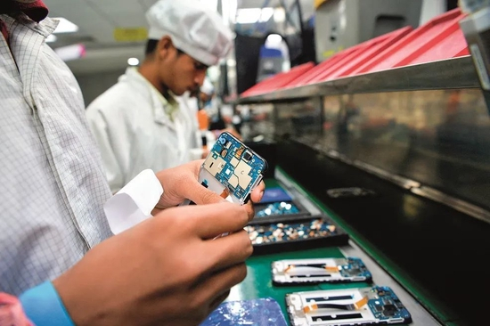 　印度诺伊达的手机工厂。图/法新