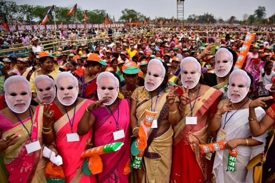 2019年3月，选举集会上的莫迪支持者。图片来源：Anuwar Hazarika / Reuters