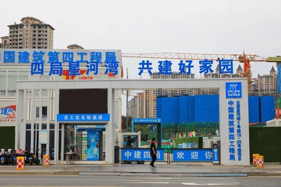 ▲太原星河湾小区正在建设的7栋楼，宣传称要和2号园打通。冯铁飞/摄