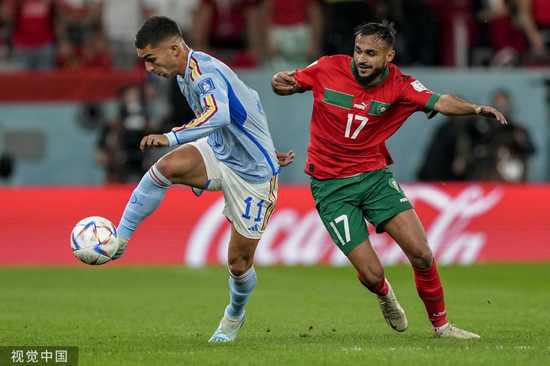 　　凌晨结束的1/8决赛中，夺冠热门西班牙队在常规时间内没能攻破摩洛哥队大门，最终点球大战中被对方淘汰。/视觉中国