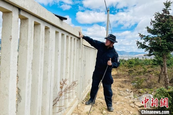 图为何铁军开展徒步巡线工作。　昆明铁路公安处供图