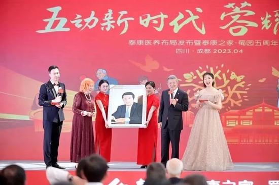 刘宝珺院士夫妇献礼油画