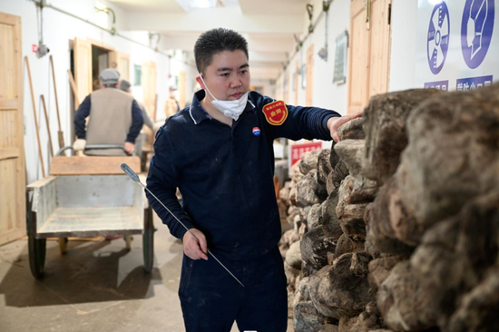 制曲师王正雪在测量酒曲温度