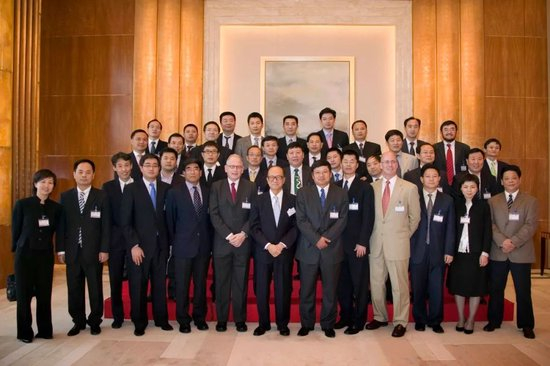 2006年4月，长江商学院首期 CEO 班全体学员与李嘉诚先生合影（前排左三为作者）