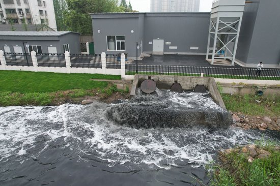 4月19日，督察组暗查发现，雷家垱大量雨污混合水直排河道。
