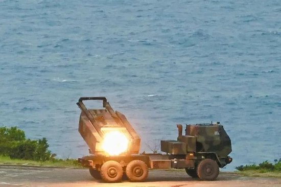 5月12日，台军首次进行“海马斯”实弹射击 台湾“联合新闻网”