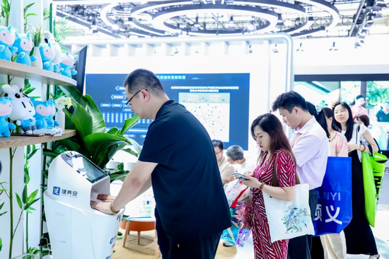 ▲观众在建行养老金融展区排队体验京东智能初筛机器人