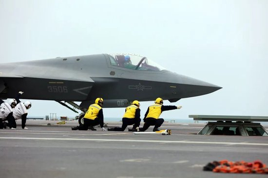 ||歼-35舰载战斗机在海军福建舰电磁弹射起飞