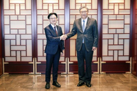 商务部部长王文涛会见韩国产业通商部长官金正官