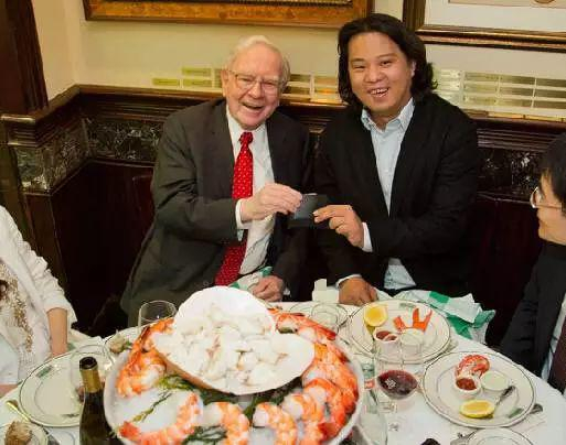 ▲朱晔与巴菲特