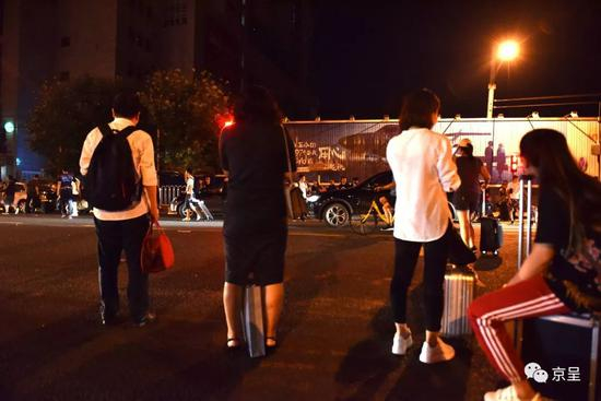 　等候打车的乘客