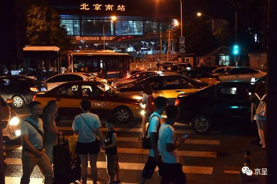 面前都是出租车，乘客却打不到