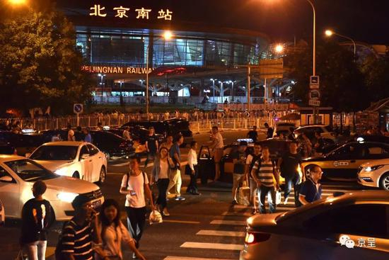 午夜的北京南站幸福路口