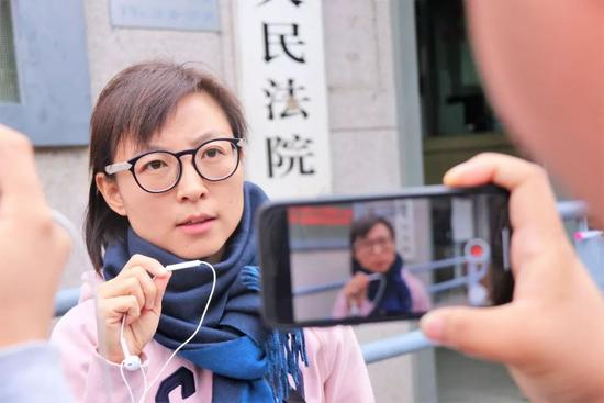 　▶王骁在接受媒体采访