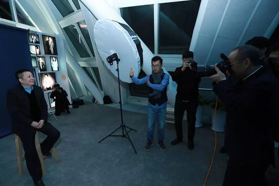 潘石屹为葛洲坝地产董事长何金钢拍照，后者喜出望外。潘石屹觉得在图片时代，思想和情感的表达更宽泛了。