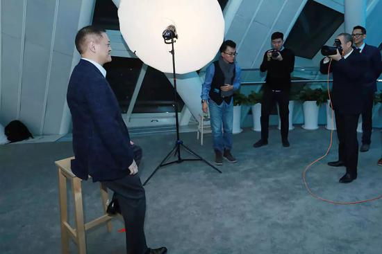 　摄影师潘石屹正在给富力地产董事长李思廉拍照。潘石屹说，我拍了中国上百位企业家的肖像，他们背后是创造财富的力量。