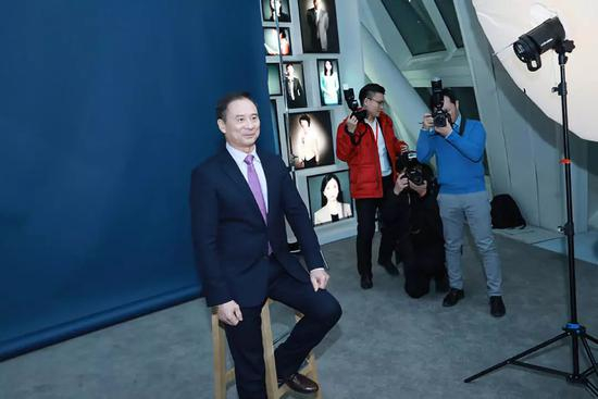 　　高兴的星河湾集团董事长黄文仔，潘石屹正在为他拍照。这次盛典会上，黄文仔说，建筑成为了城市的记忆。这与潘石屹的摄影有异曲同工之妙。