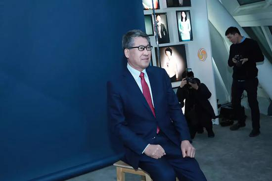 轮到端庄儒雅的亿达集团董事局主席孙荫环。对于摄影，潘石屹觉得，每一个人都拿起自己的照相机，不要管水平高低，用自己的手、用眼睛、更要用心去拍照、去表达。