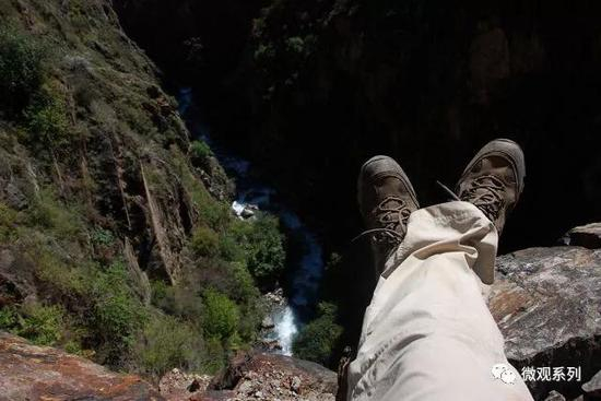 为什么我说它是“悬崖之舞”呢？