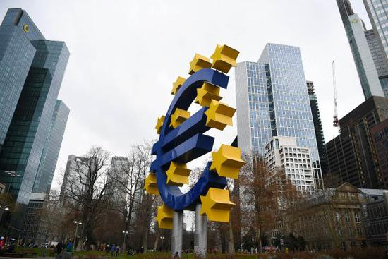 资料图片：德国法兰克福拍摄的欧元塔附近的欧元雕塑。（新华社）