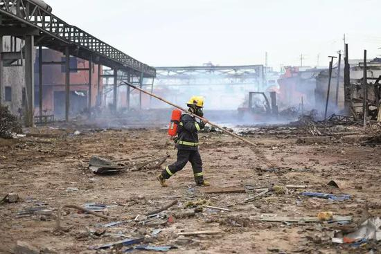 3月22日，消防员在天嘉宜化工有限公司爆炸核心周边开展救援工作。摄影/中新 泱波