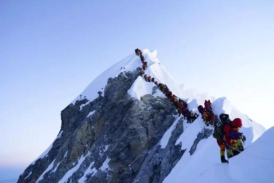 珠峰摄影师Rocker：摄于22日距离希拉里台阶200m的位置