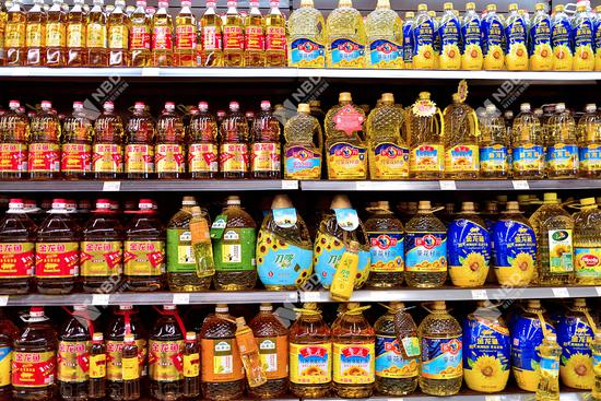 超市货架上的各种食用油 图片来源：兰素英 摄