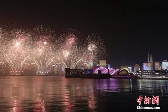 上合青岛峰会期间的焰火表演。&nbsp;中新社记者 杜洋 摄