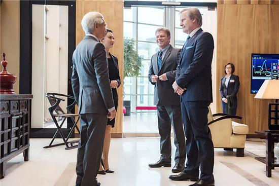 电影中，来自中美航天管理部门的官员会面