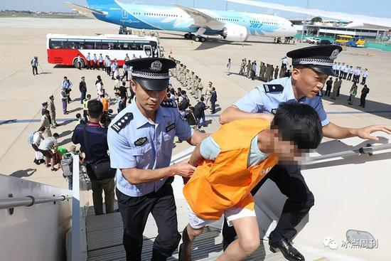  嫌疑人被押解回国