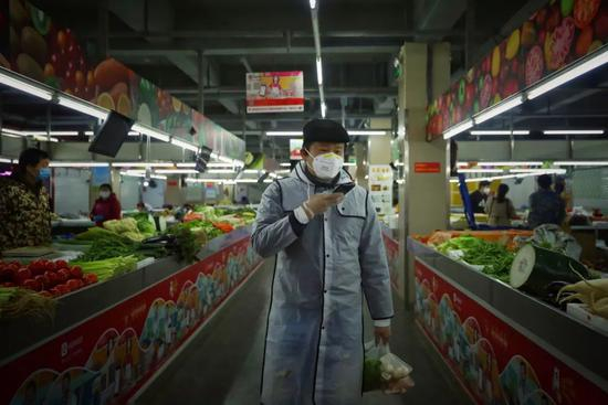 3月29日，武汉百步亭社区，市民做好全身防护前往生鲜市场。摄影/长江日报 陈亮