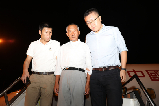 （犯罪嫌疑人张德友被带下舷梯）