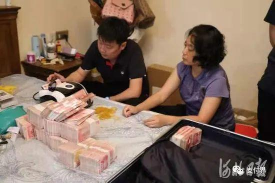 警方在犯罪嫌疑人家中查获大量现金