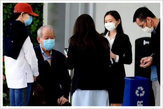 ▲林恩强（左二）和儿子、女儿被申请冻结资产