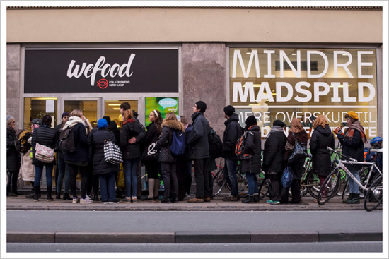 ▲顾客在WeFood门口排起了长队&nbsp;&nbsp;来源：inhabitat.com