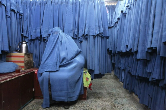 包裹最严的穆斯林妇女罩袍——波卡，常见于塔利班控制下的阿富汗地区