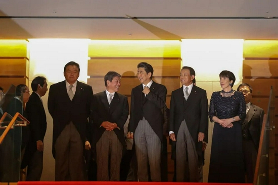 ▲2019年9月11日，高市早苗（右一）作为阁僚与时任首相安倍晋三（前排中）合影。图/新华社