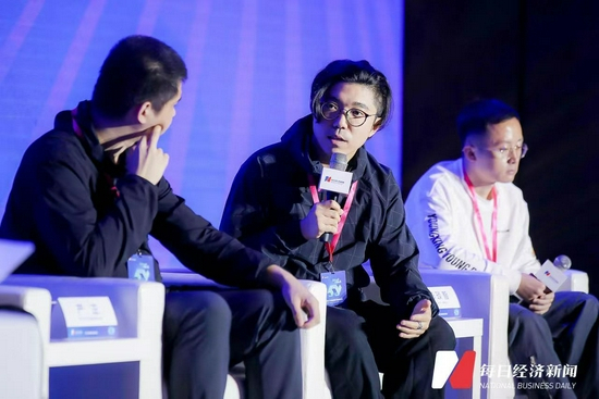 　泡泡玛特公共事务总经理刘一川（中）在圆桌论坛上发言