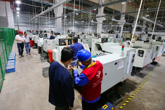 　▲国网浙江宁波供电公司员工上门服务企业提升能效