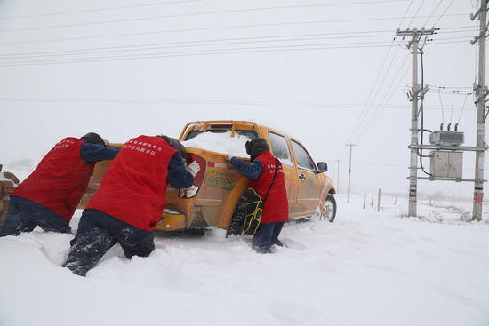 　　▲国网蒙东电力员工冒雪抢修供电线路